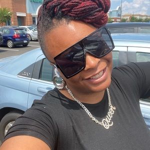 Meet your Posher, Monique